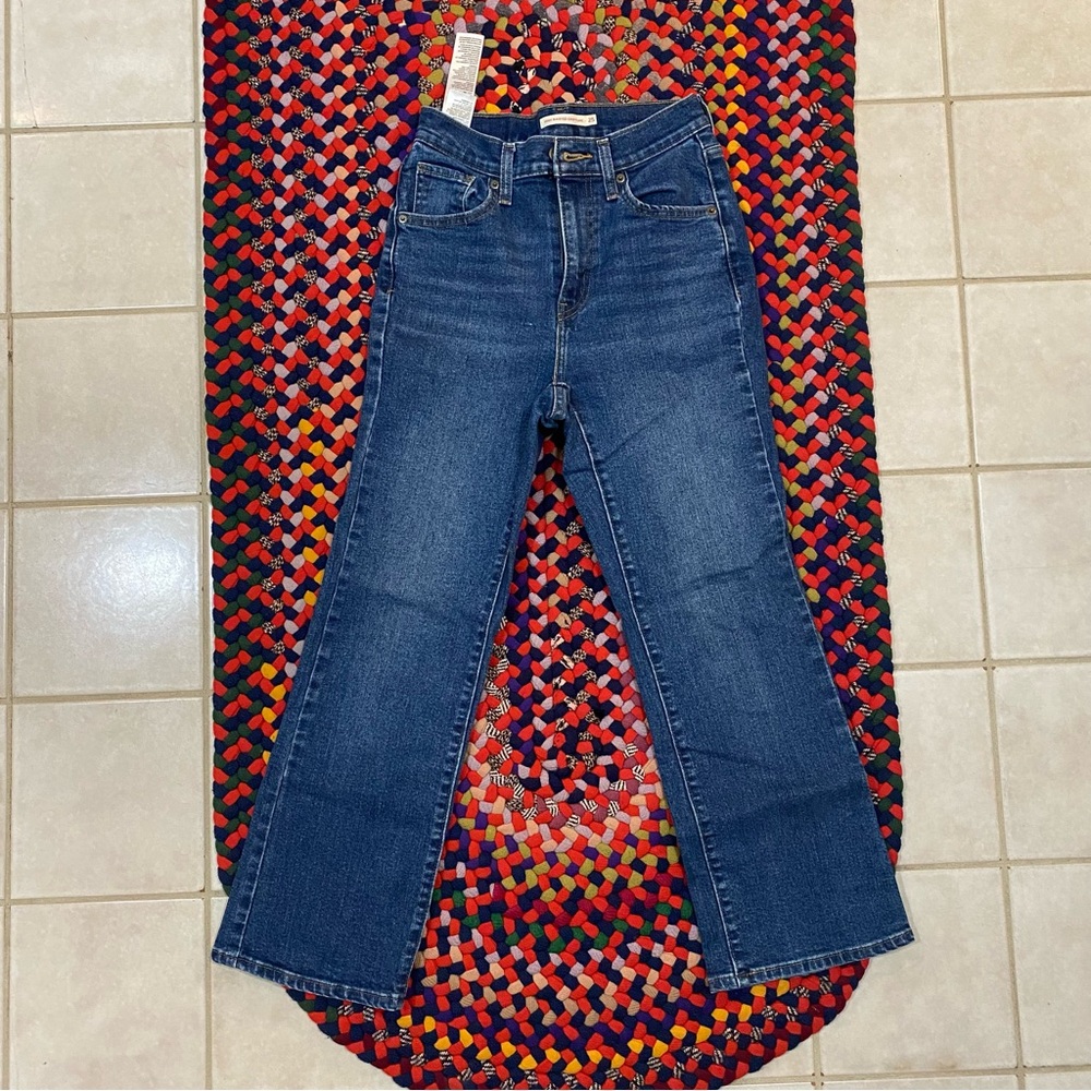 Levi’s high waisted crop flare | 25